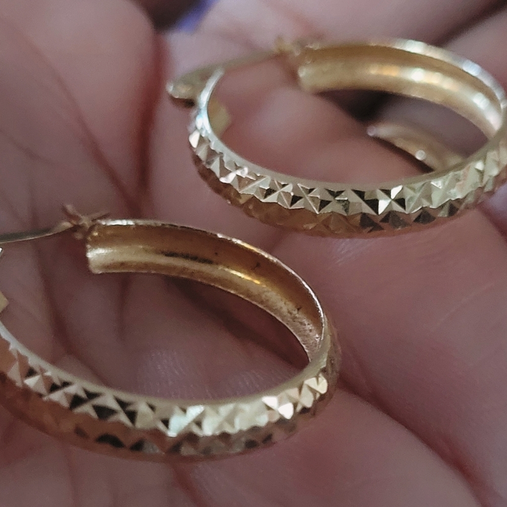 Beautiful 14k solid gold hoops 3.3 gram